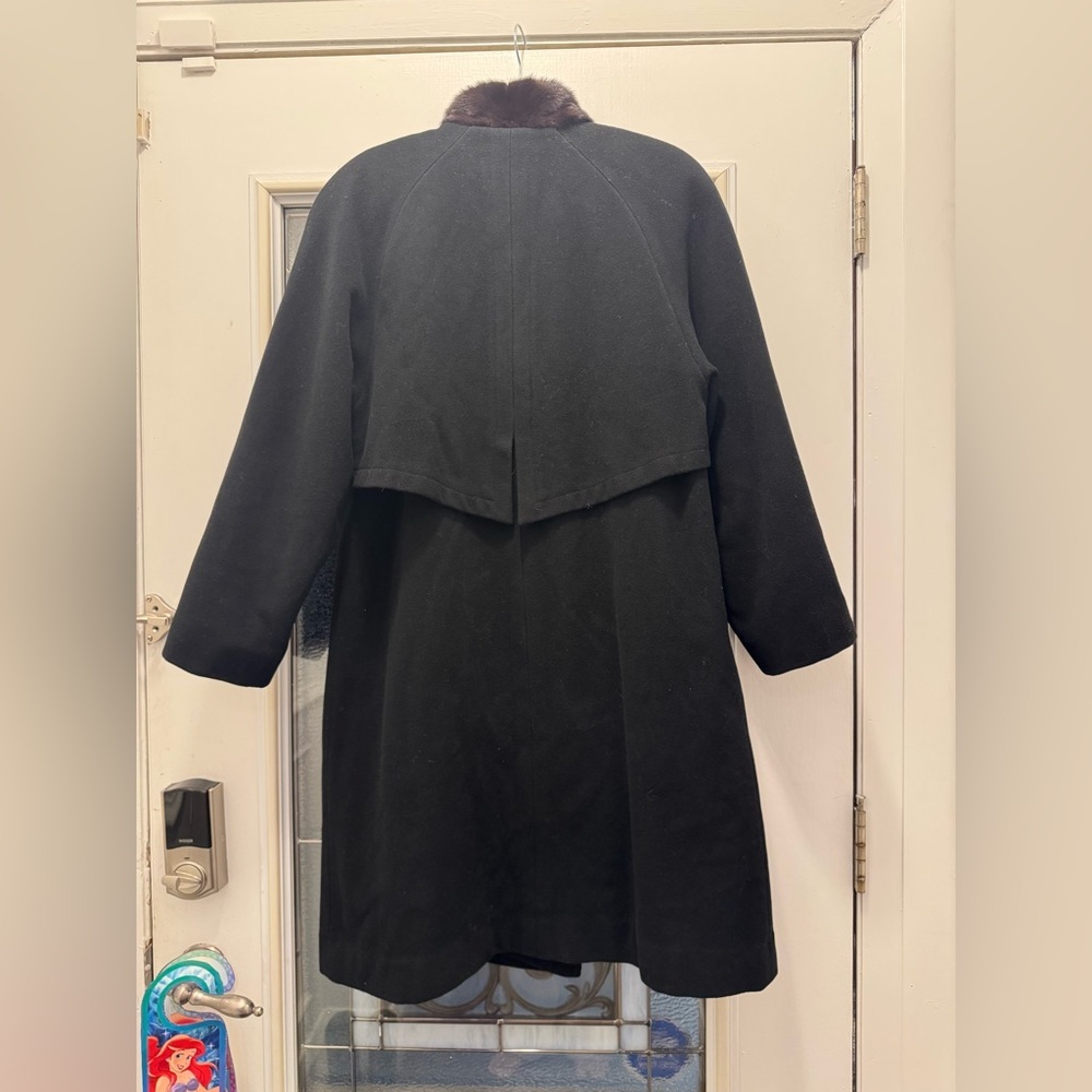Vintage lisa fashion cashmere and wool blend coat with brown fox fur trim - Picture 8 of 13